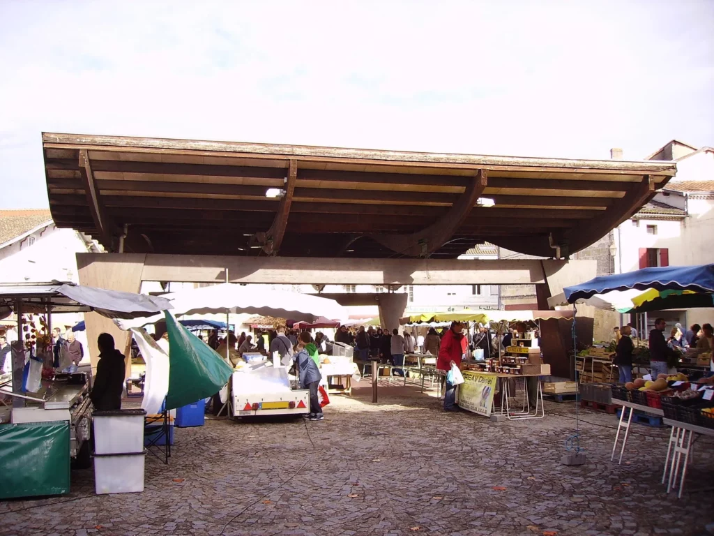 Le marché du samedi sous la halle de Mussidan