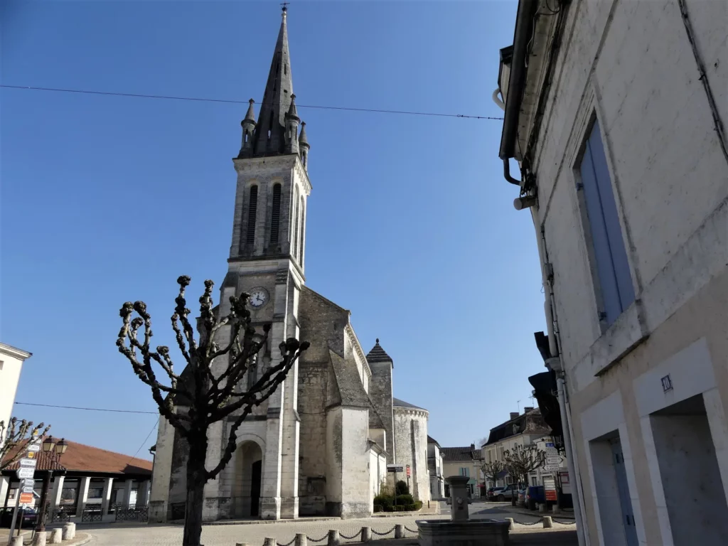 La façade de l’église de Neuvic, sur la place du marché