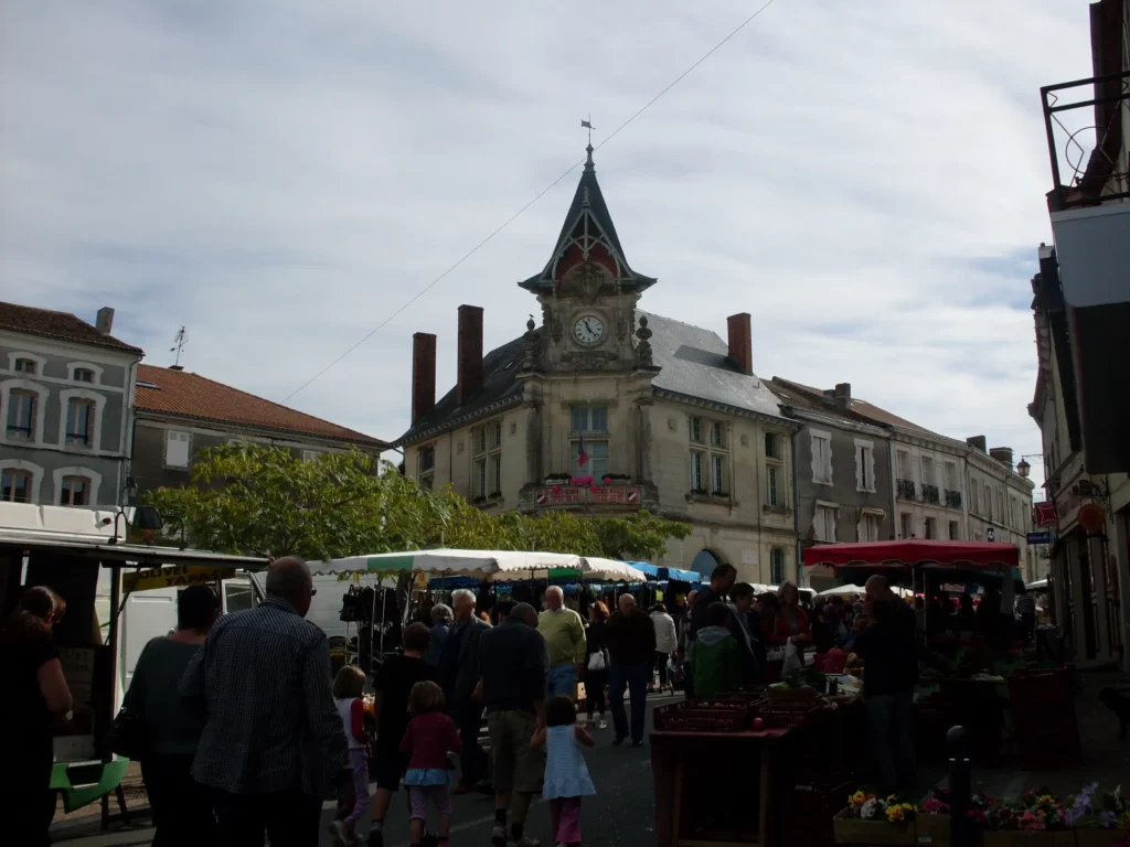 La mairie de Piégut-Pluviers un mercredi de marché