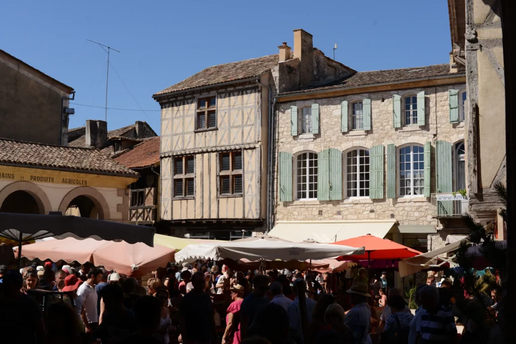 La place de l’Église d’Issigeac un dimanche de marché