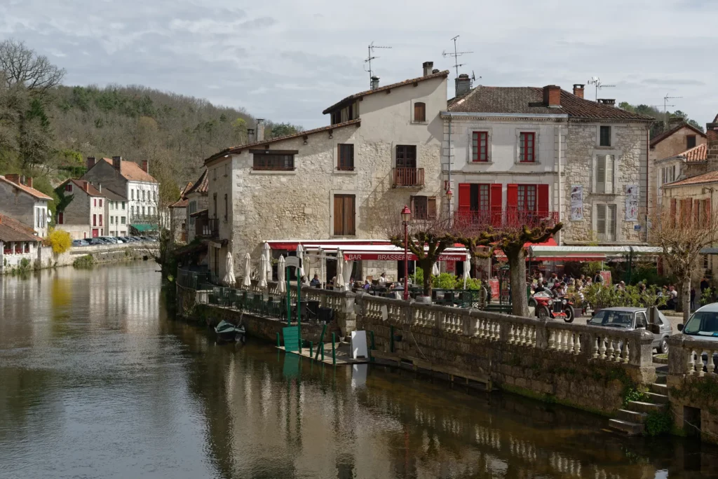 La place du Marché de Brantôme au bord de la Dronne