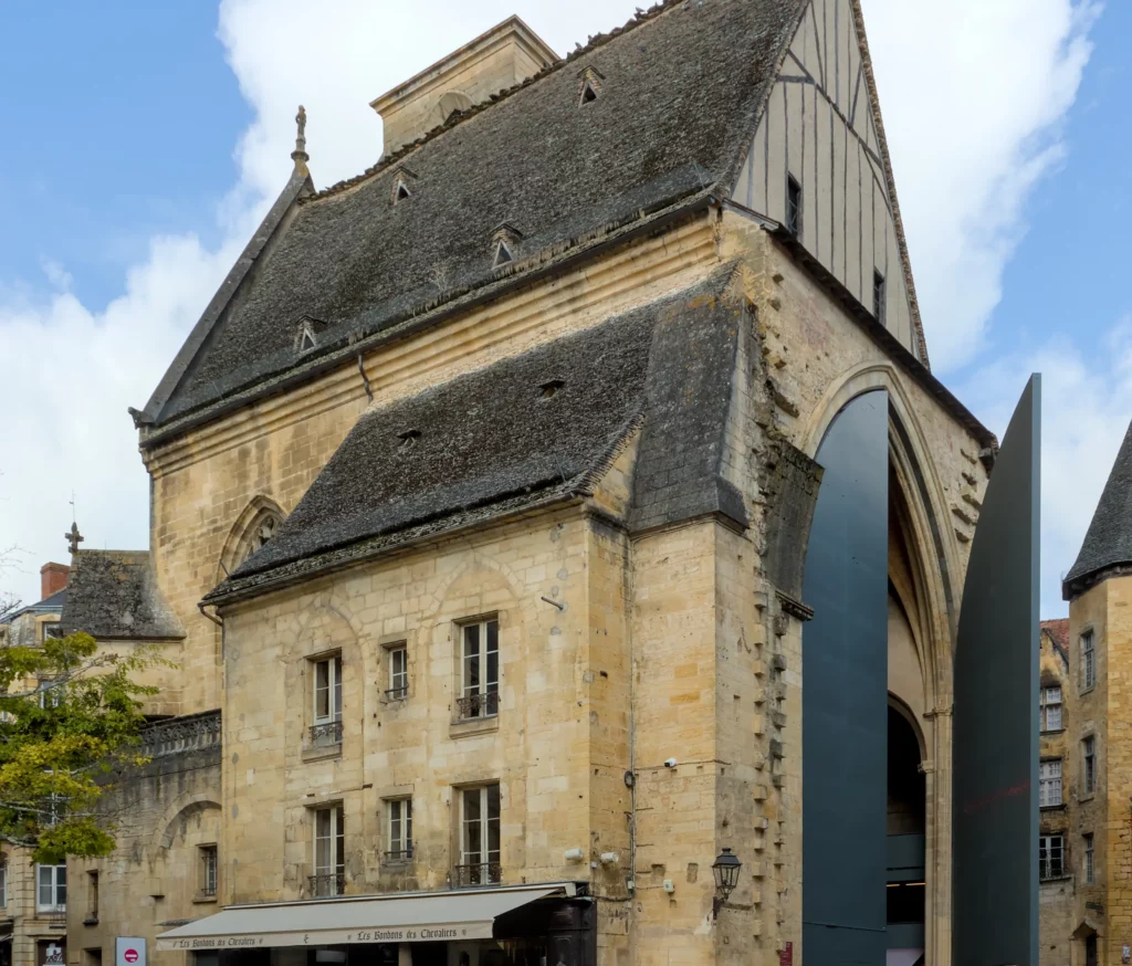 L’ancienne église Sainte-Marie de Sarlat, devenue marché couvert, et ses portes monumentales