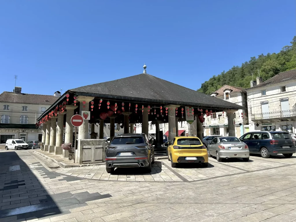 La halle de Vergt, capitale de la fraise