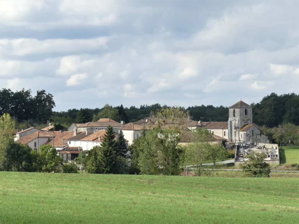 Mareuil — le bourg de Saint-Sulpice-de-Mareuil dans la campagne