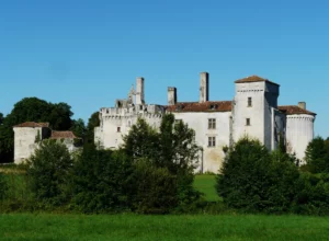 Mareuil — le château de Mareuil au milieu des prés