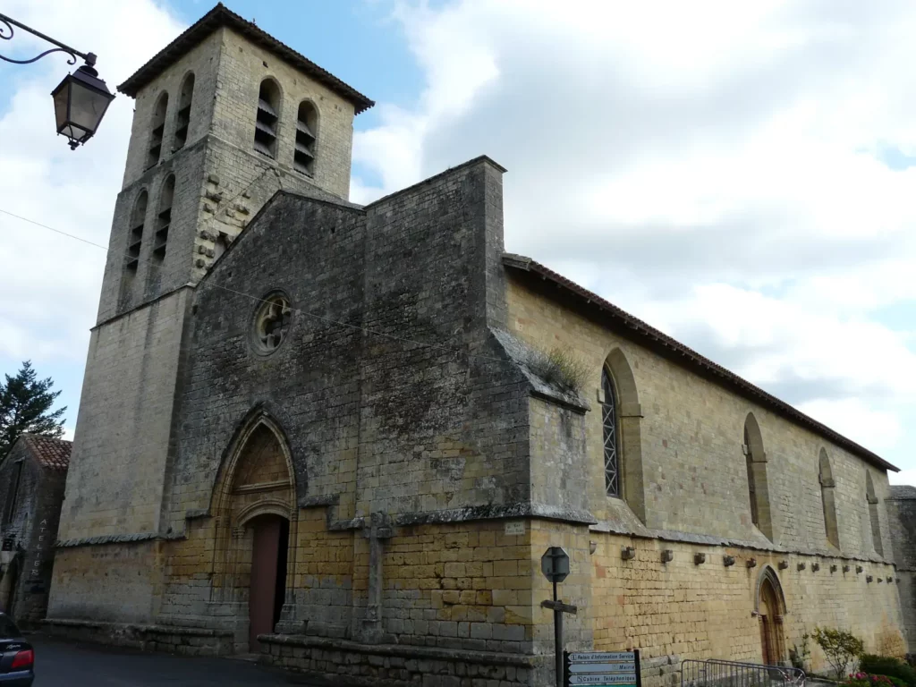 Molières — l'église gothique et son clocher-tour inachevé