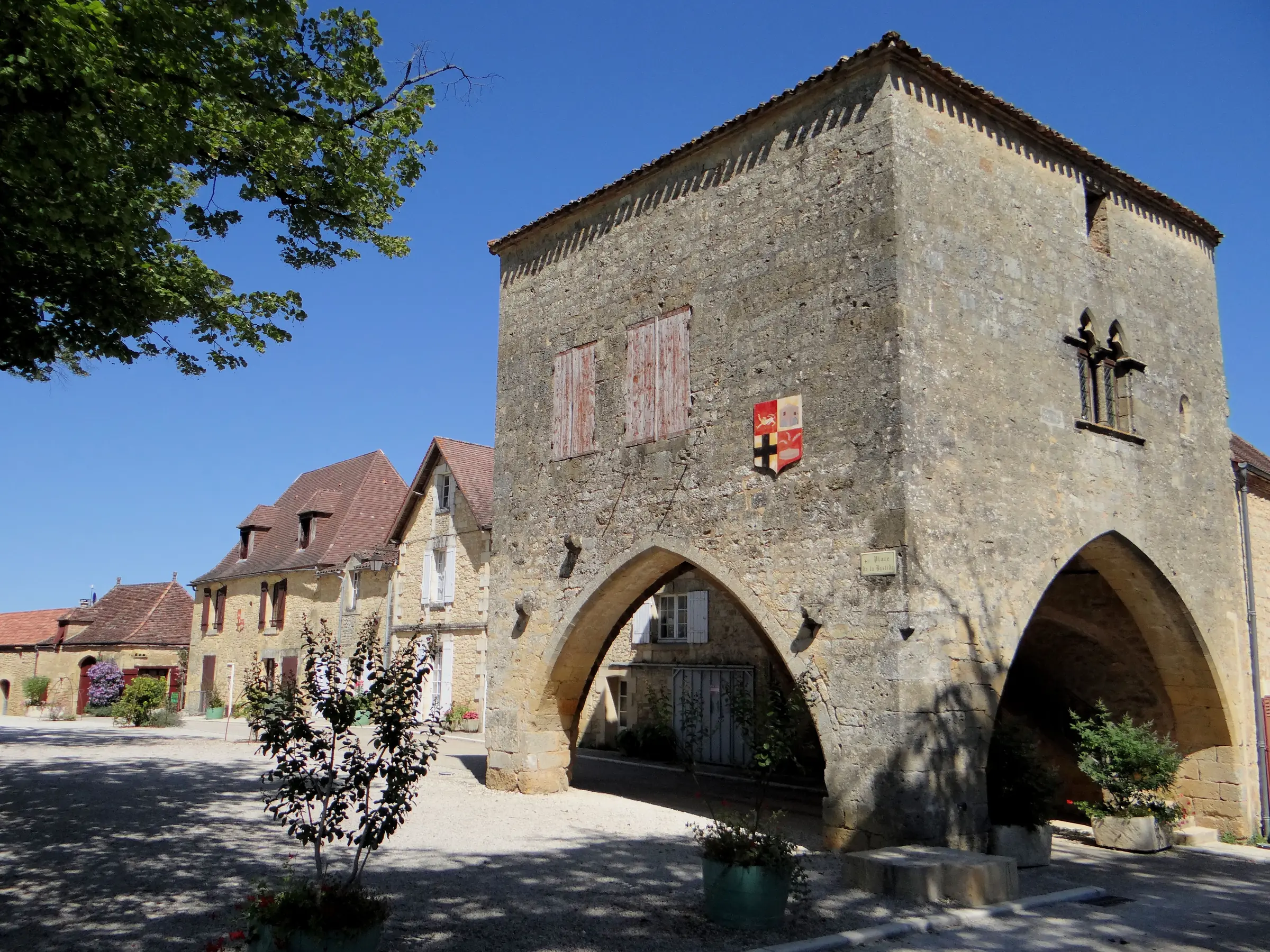 Molières — la maison du bayle et ses arcades sur la place de la bastide