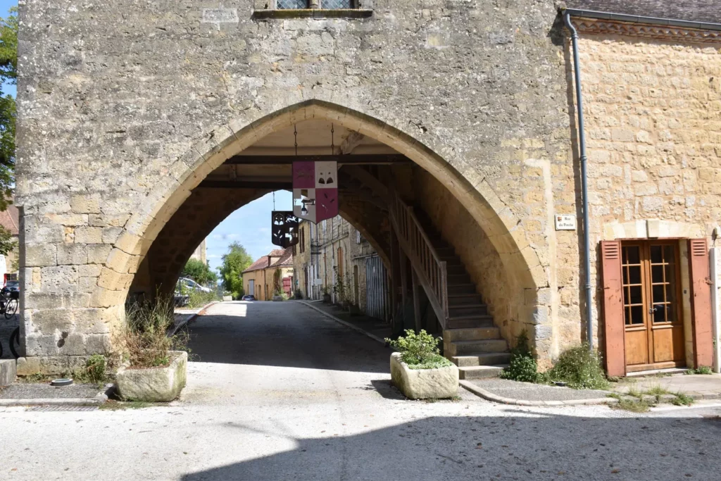 Molières — le porche ogival de la maison du bayle, vue sur la rue