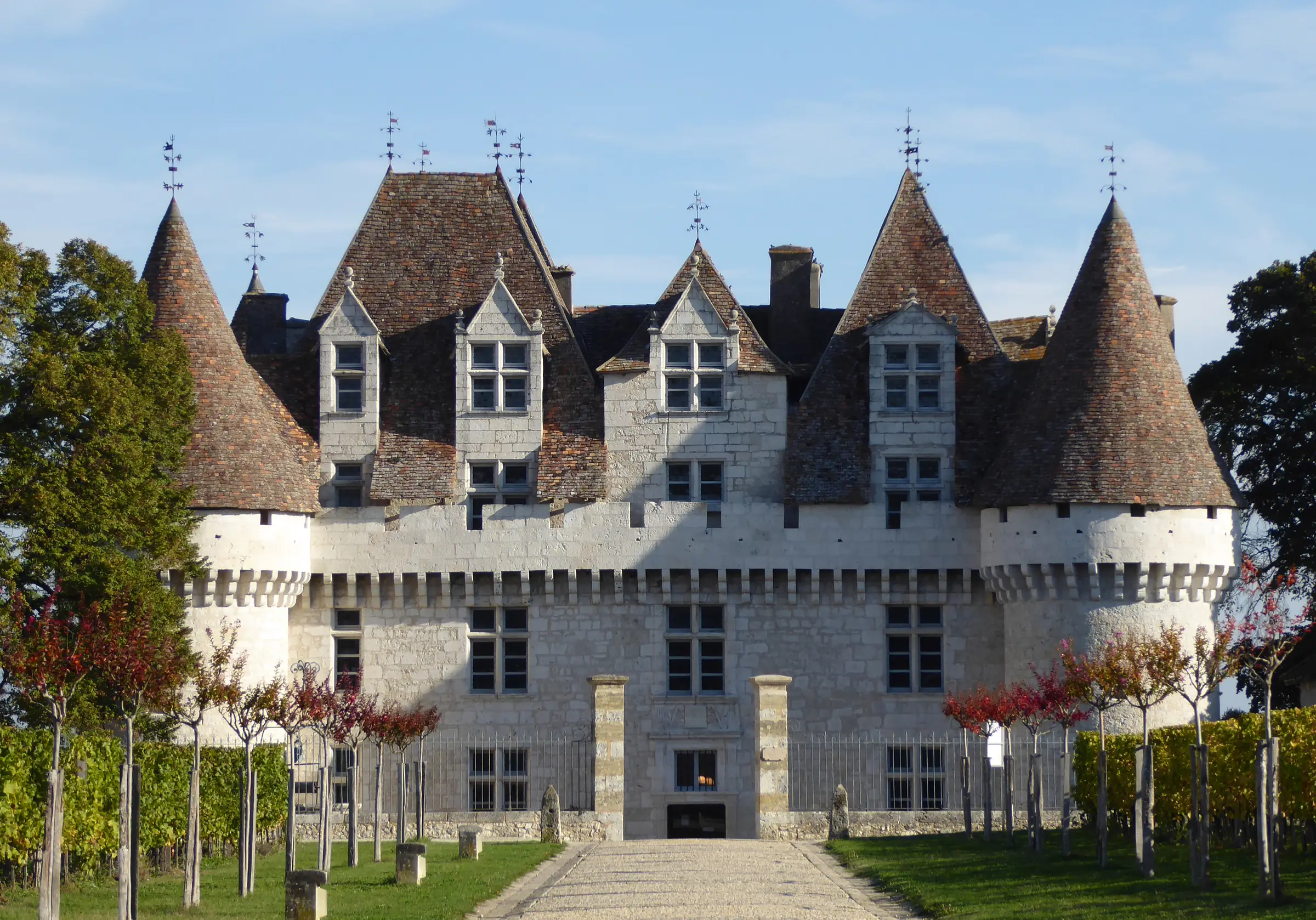 Monbazillac — le château de Monbazillac, façade sud et ses tours à poivrière