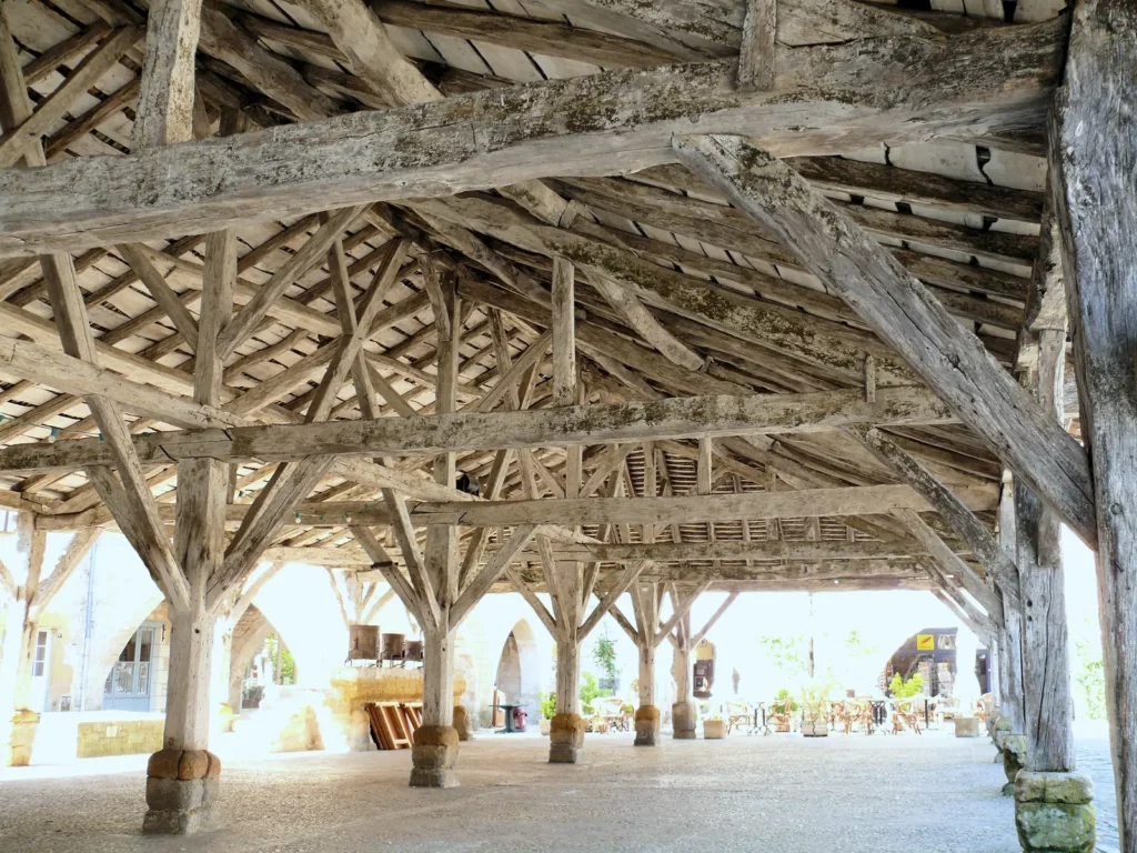 Monpazier — charpente de la halle médiévale