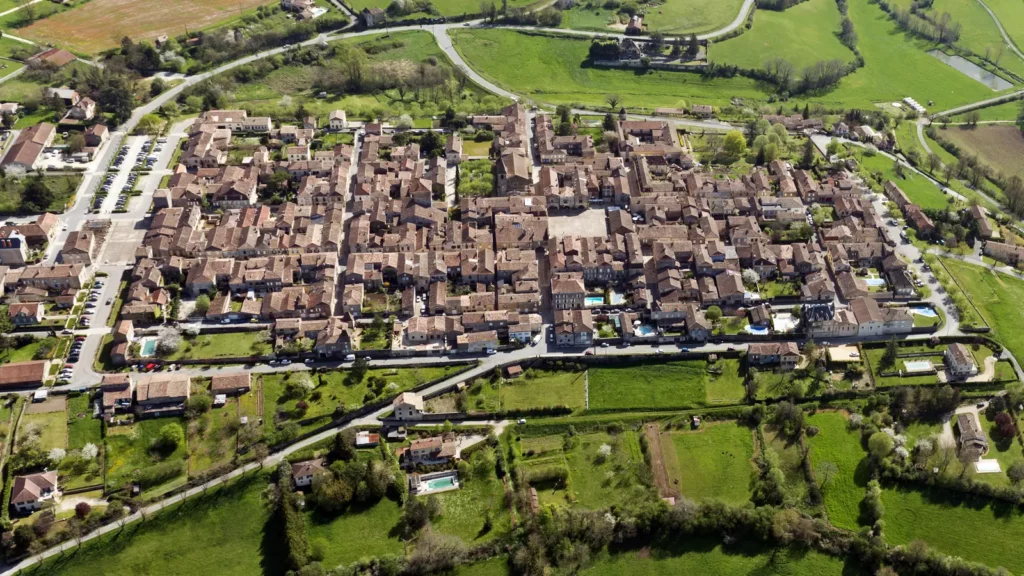 Monpazier — le plan en damier de la bastide vu du ciel