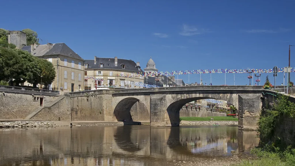 Montignac-Lascaux — Le vieux pont de pierre sur la Vézère et les maisons des quais.