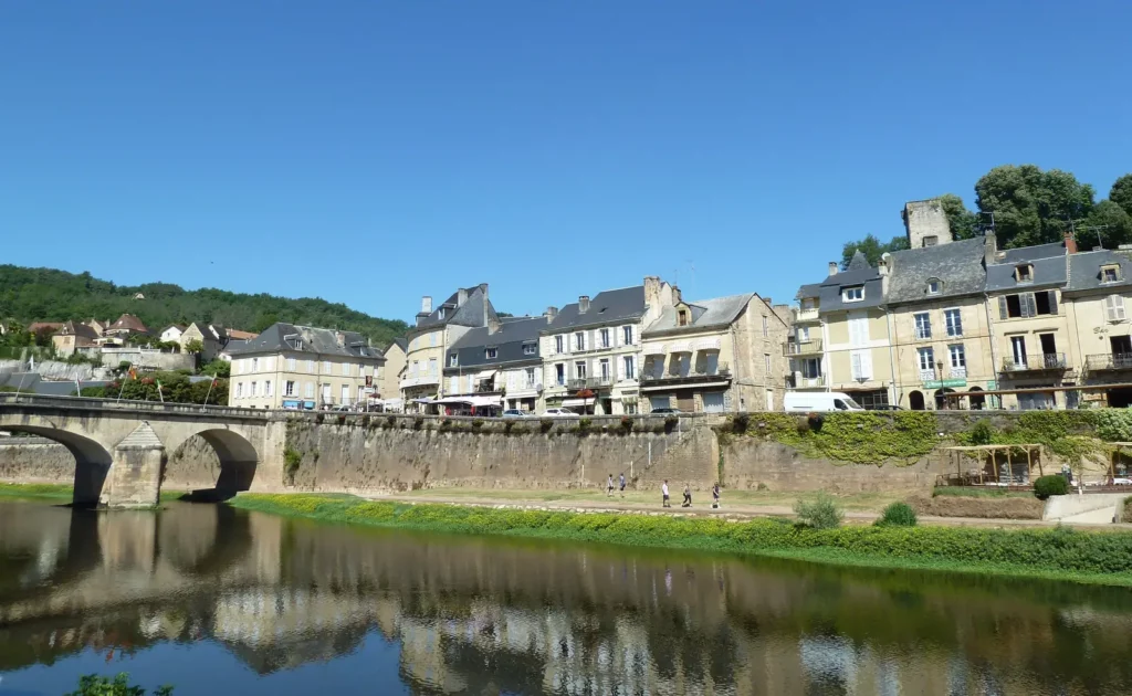 Montignac-Lascaux — Les façades des quais de Montignac se reflétant dans la Vézère, près du pont.