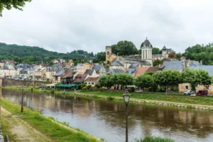 Montignac-Lascaux — Montignac vu depuis la berge : la Vézère au premier plan, les maisons et le clocher sur la rive.