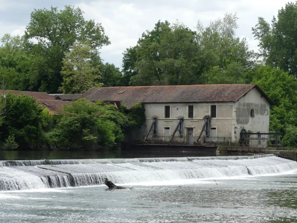 Montpon-Ménestérol — ancien moulin et chaussée de l'Isle à Ménestérol