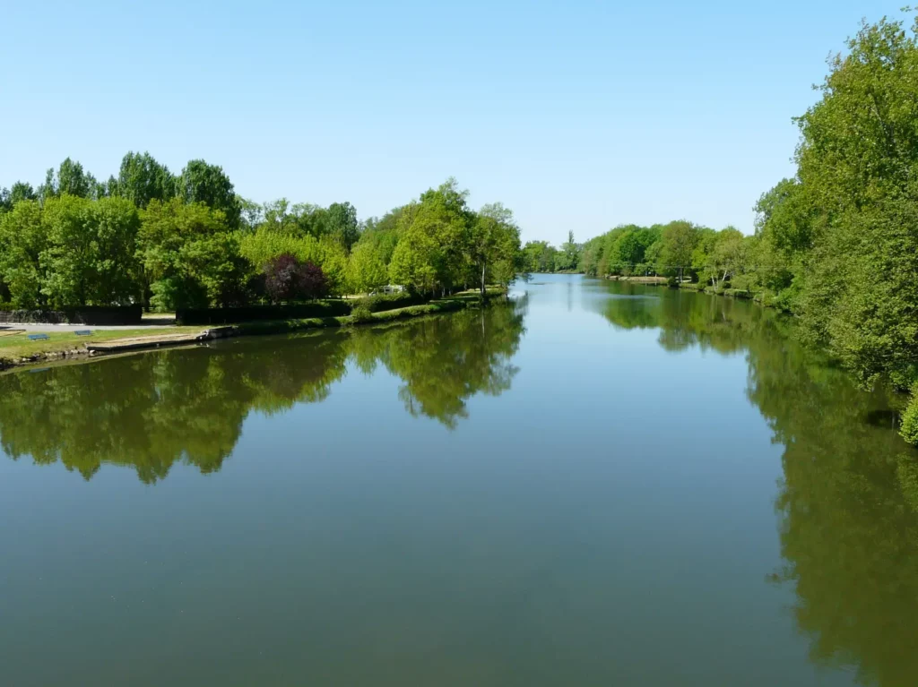 Montpon-Ménestérol — l'Isle, large et paisible, bordée d'arbres
