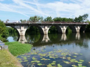 Montpon-Ménestérol — pont sur l'Isle et nénuphars, reflets en eau calme