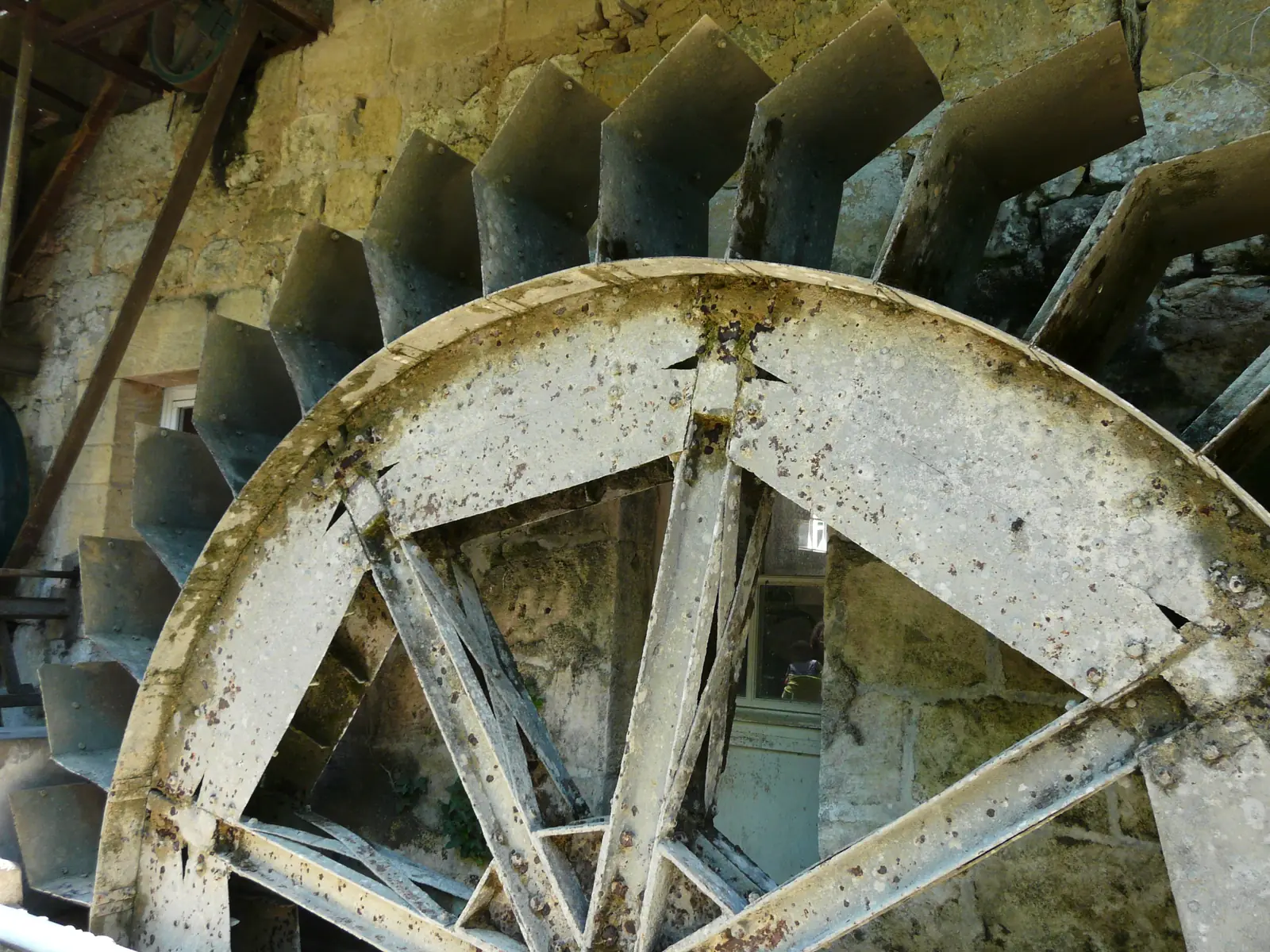 Moulin à papier de la Rouzique — la grande roue à aubes du moulin
