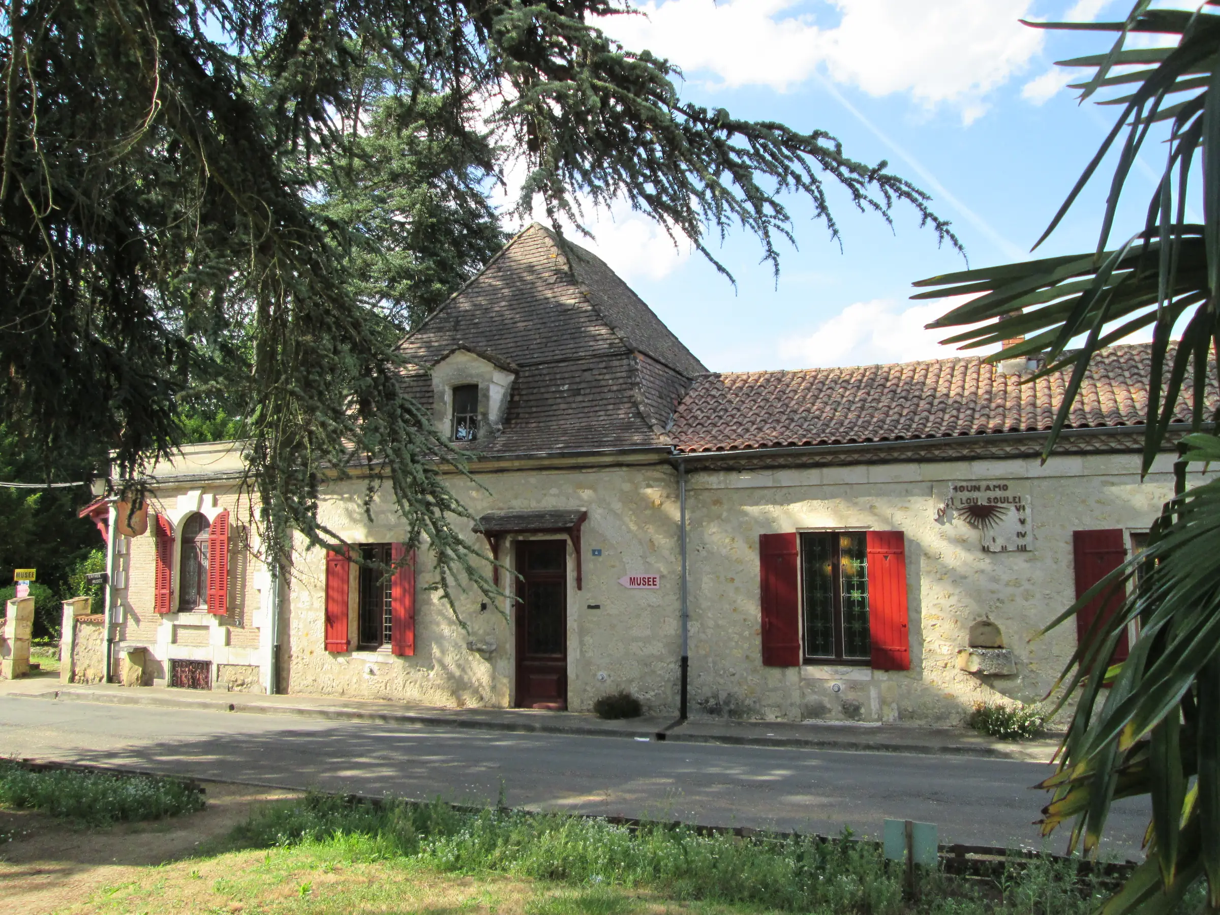 Musée André Voulgre — chartreuse du musée André-Voulgre à Mussidan, volets rouges
