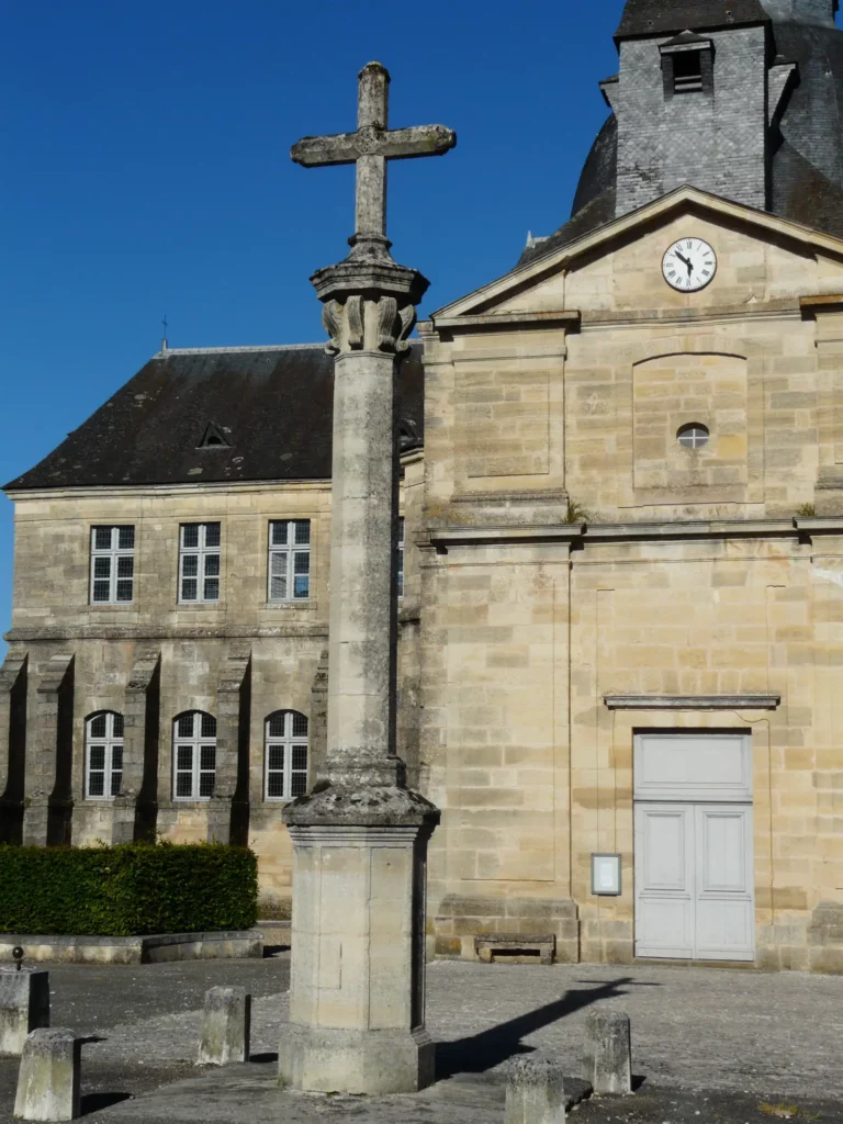 Musée d’Histoire de la Médecine de Hautefort — croix devant l'ancien hospice qui abrite le musée de la Médecine