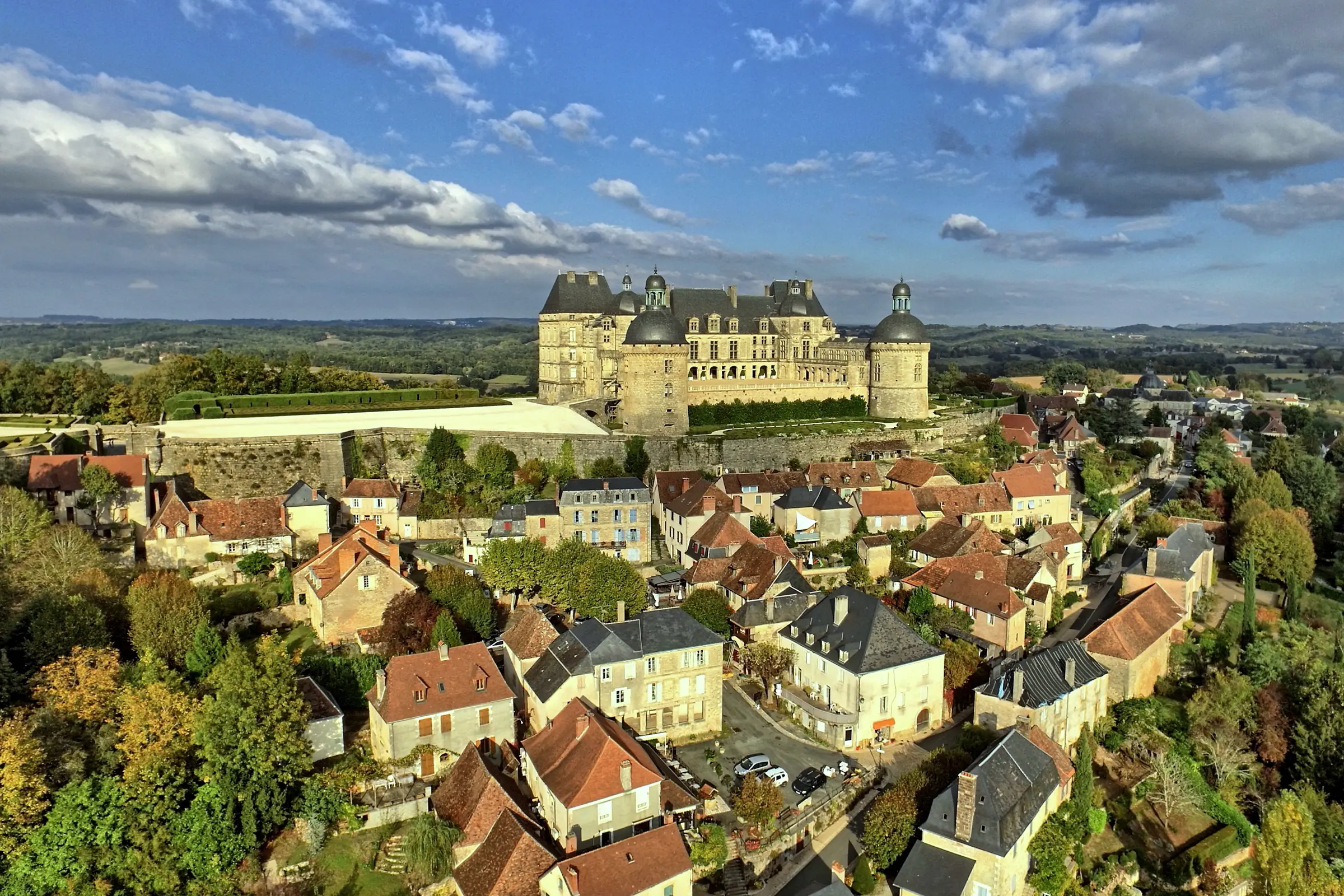 Le village de Hautefort et son château