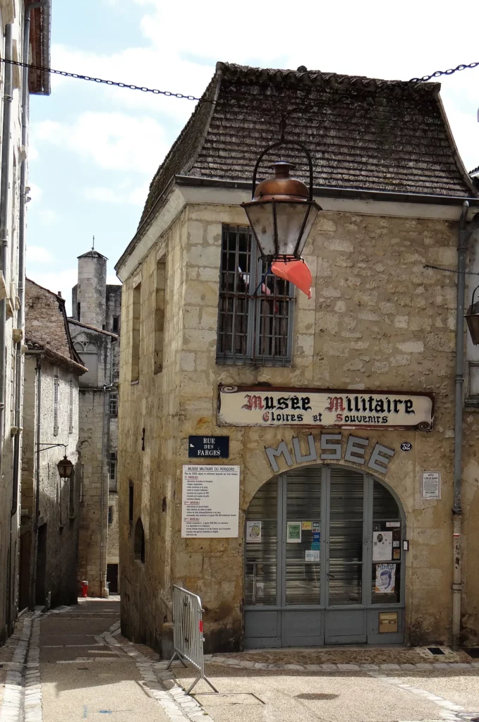 Musée militaire du Périgord — la façade du Musée militaire, rue des Farges à Périgueux