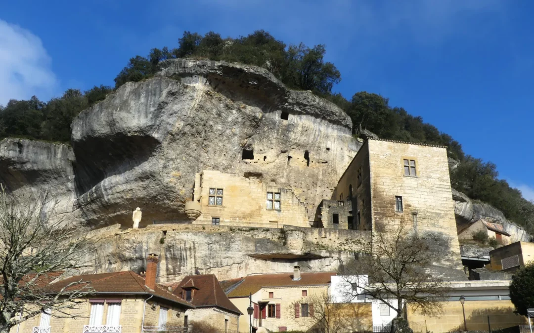 Musée national de Préhistoire — la falaise et le château de Tayac qui abrite le musée