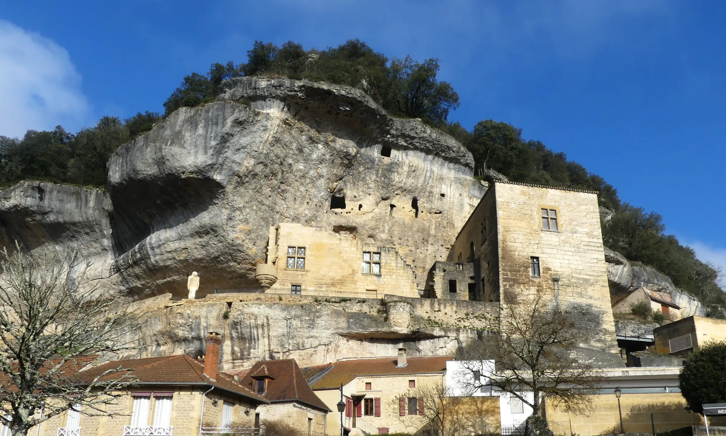 Musée national de Préhistoire — la falaise et le château de Tayac qui abrite le musée