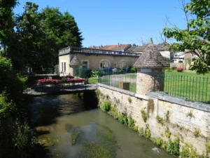 Mussidan — la Crempse au cœur de Mussidan, passerelle fleurie et guérite
