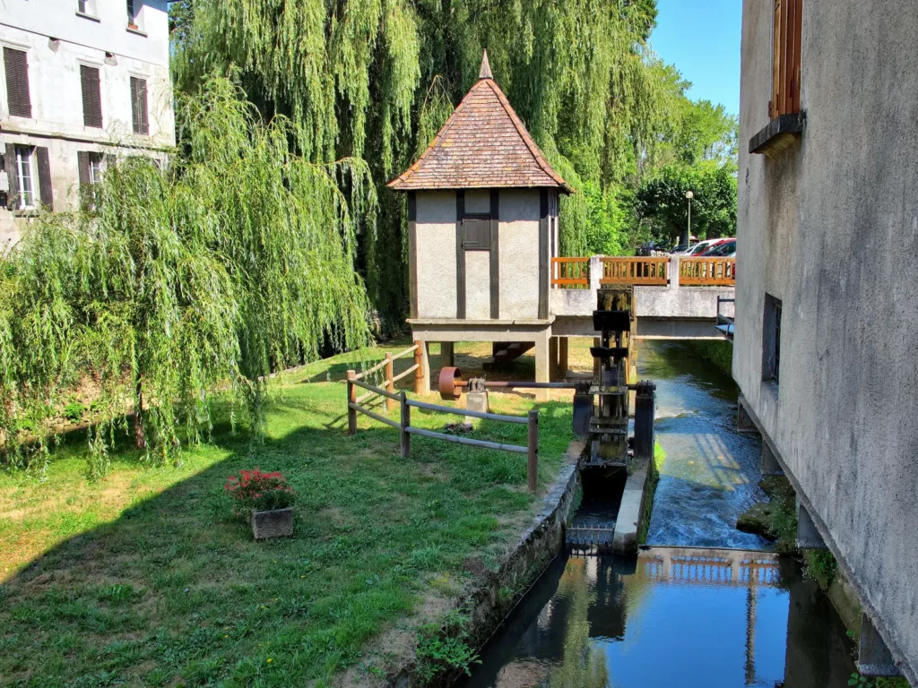 Mussidan — le moulin de la Félibrée et sa roue à aubes sur la Crempse