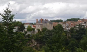 Nontron — la ville haute et le château au-dessus des gorges du Bandiat