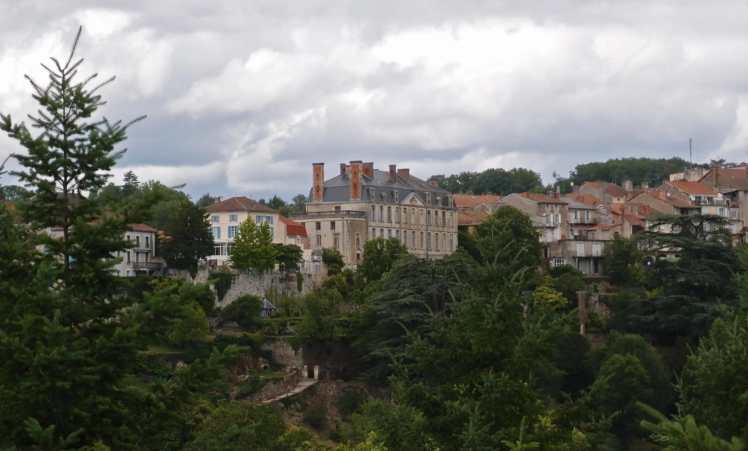 Nontron — la ville haute et le château au-dessus des gorges du Bandiat
