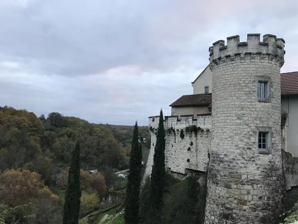 Nontron — tour crénelée dominant la vallée