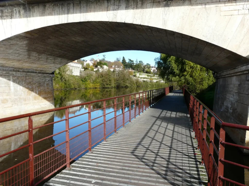 Passerelle de la voie verte sous le pont des Barris à Périgueux, au bord de l’Isle
