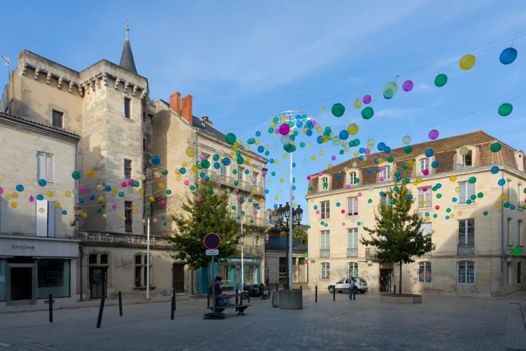 Périgueux — La place de l'Ancien-Hôtel-de-Ville, façades anciennes et décor de ballons suspendus.