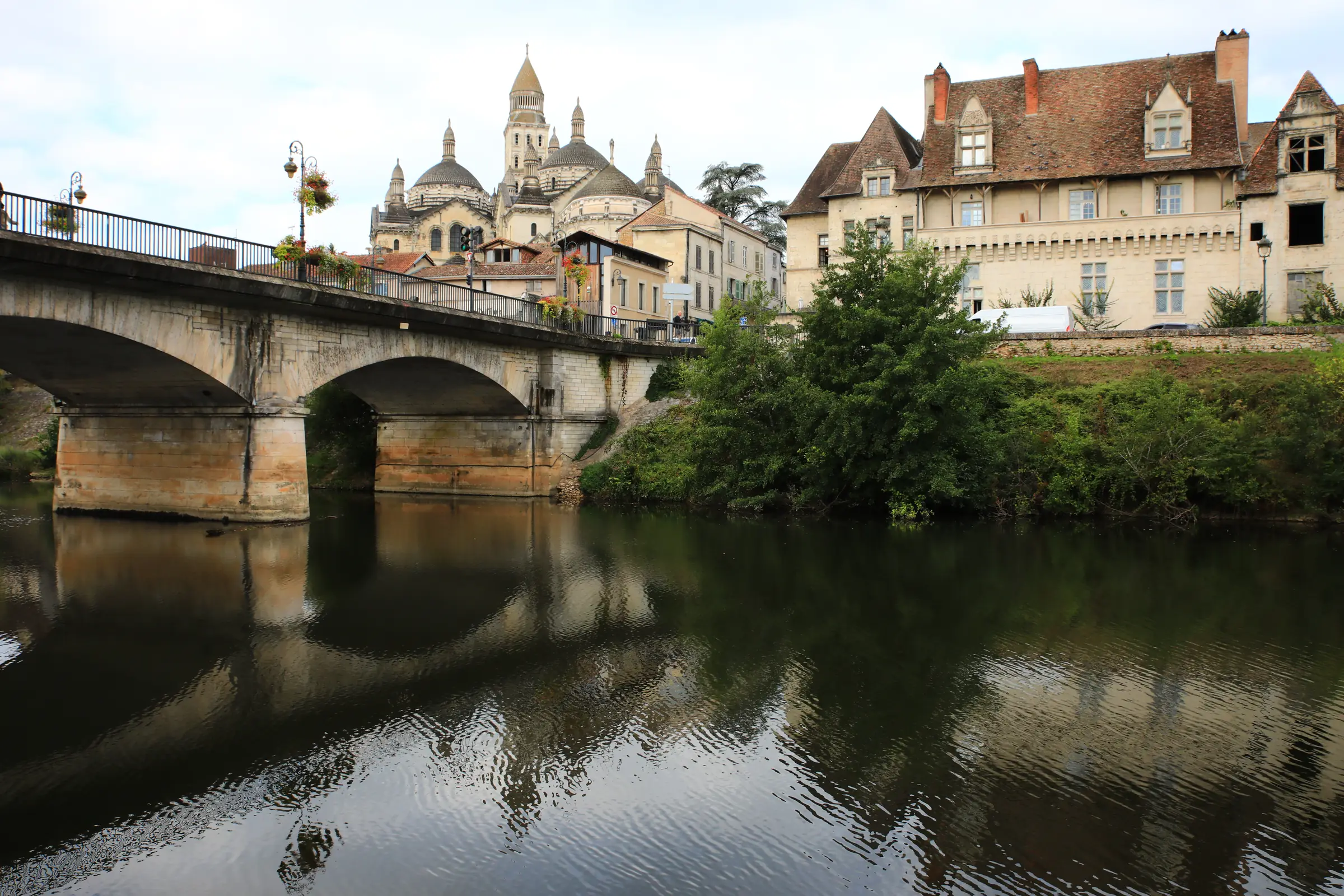 Périgueux — Le pont sur l'Isle et les coupoles de Saint-Front se reflétant dans la rivière.
