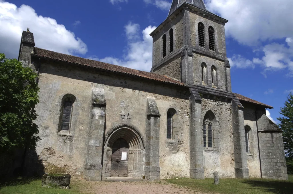 Piégut-Pluviers — l'église Saint-Pierre de Pluviers et son portail gothique
