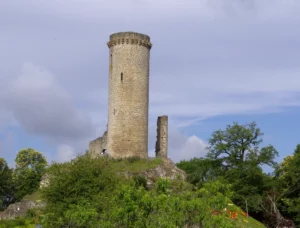 Piégut-Pluviers — le donjon circulaire de Piégut dressé sur sa butte (recadrer pour écarter le public de la félibrée)