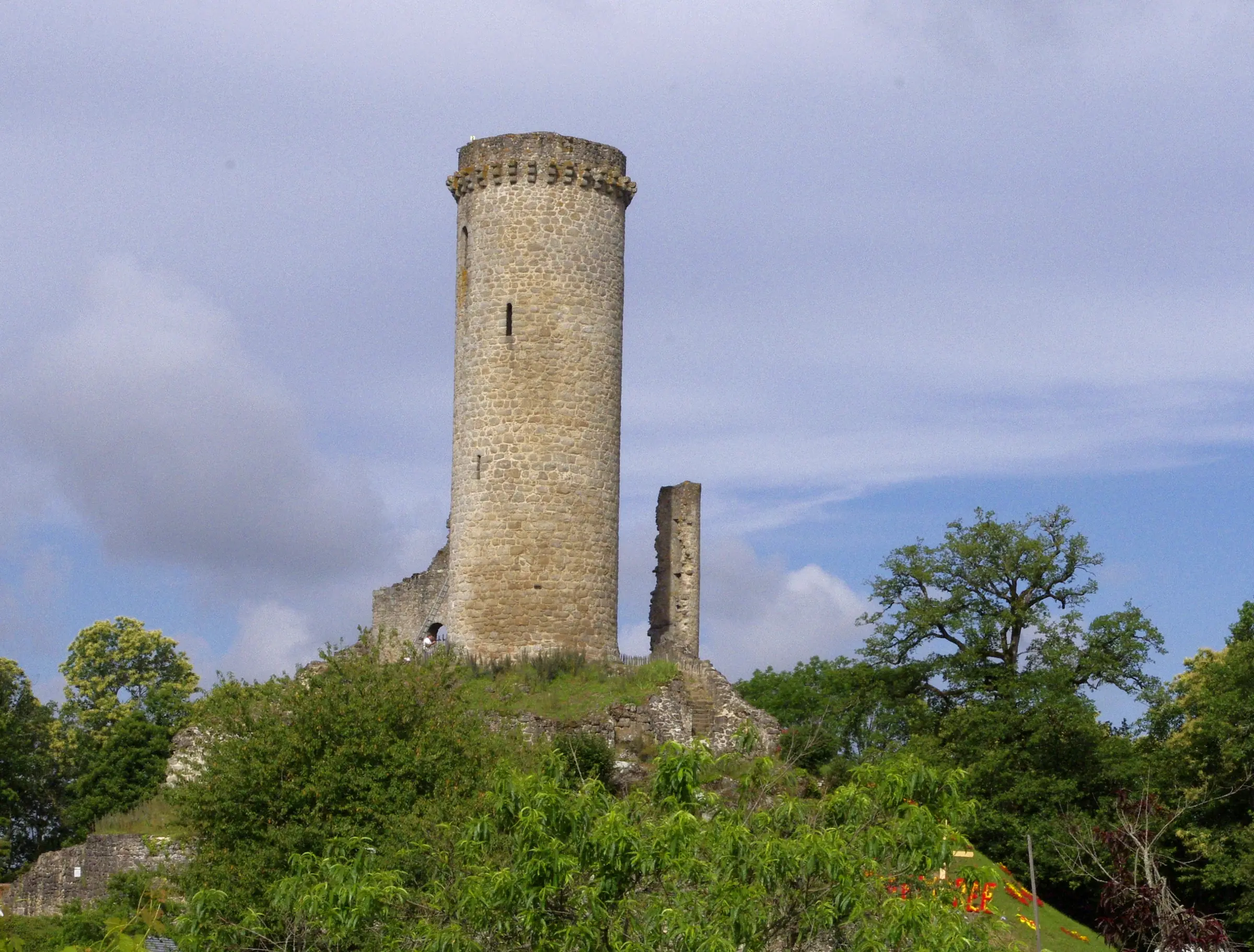 Piégut-Pluviers — le donjon circulaire de Piégut dressé sur sa butte (recadrer pour écarter le public de la félibrée)