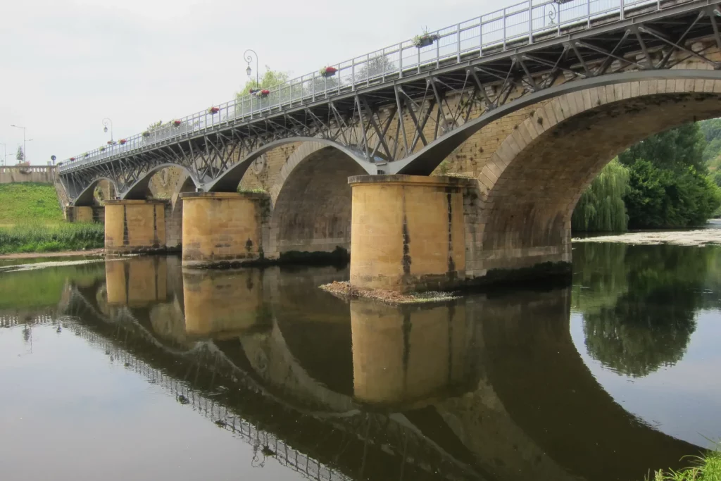 Le pont du Bugue et son tablier réservé aux vélos et aux piétons, sur la Vézère à vélo