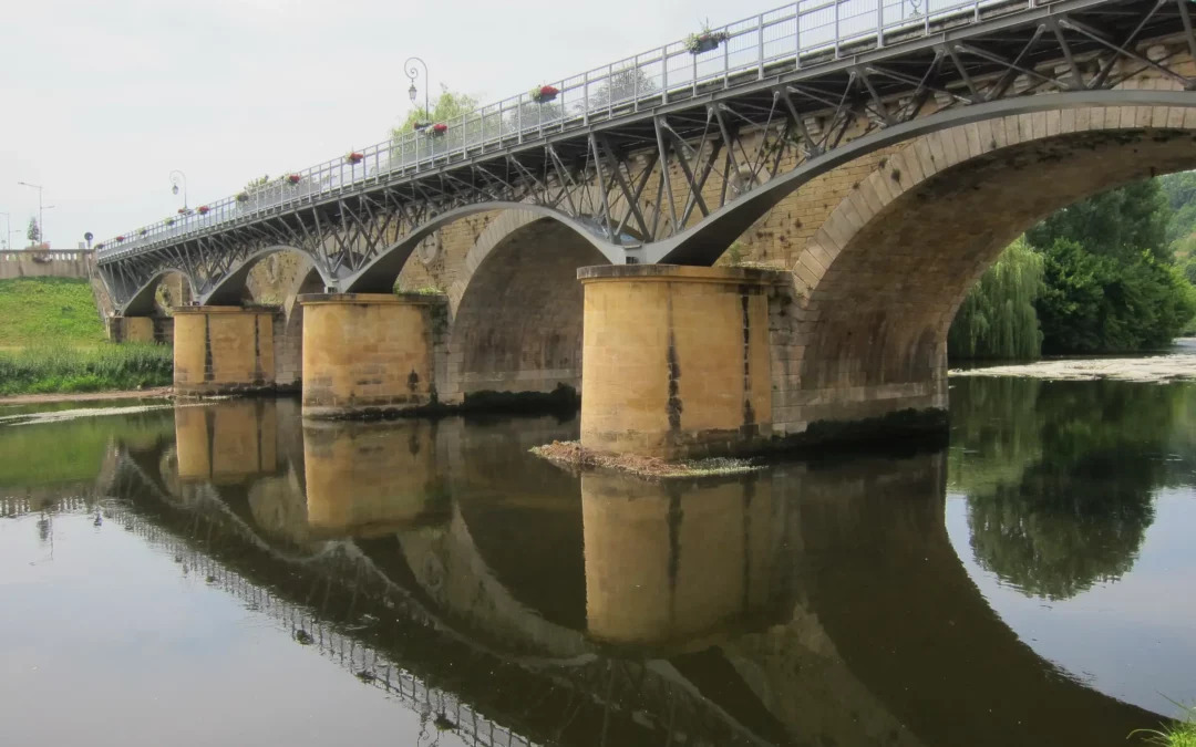 Le pont du Bugue et son tablier réservé aux vélos et aux piétons, sur la Vézère à vélo