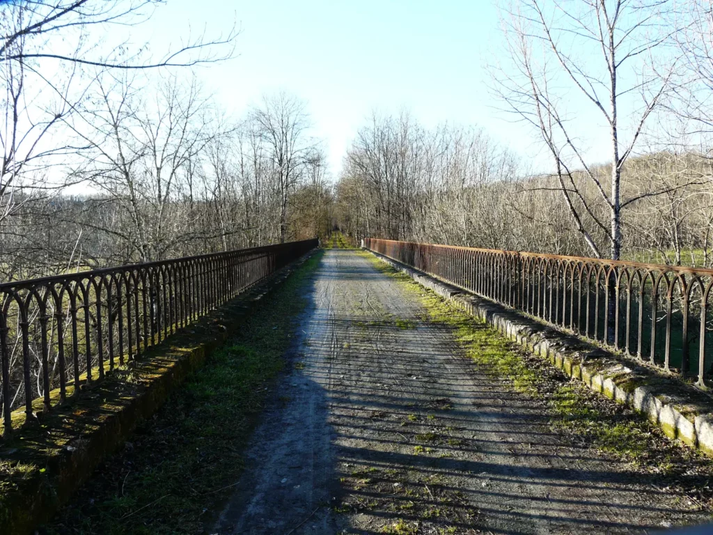 Pont métallique de la voie verte sur la Côle près de Saint-Jean-de-Côle, Dordogne