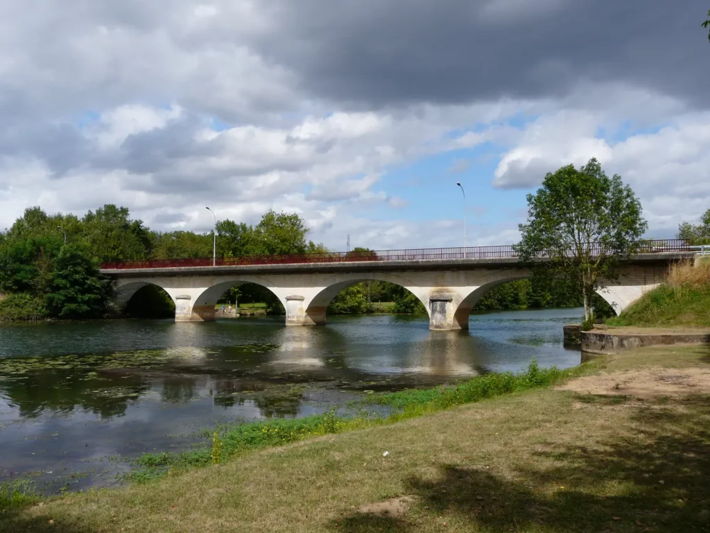 Le pont de Saint-Léon-sur-l’Isle sur l’Isle, étape de la voie verte vers Neuvic