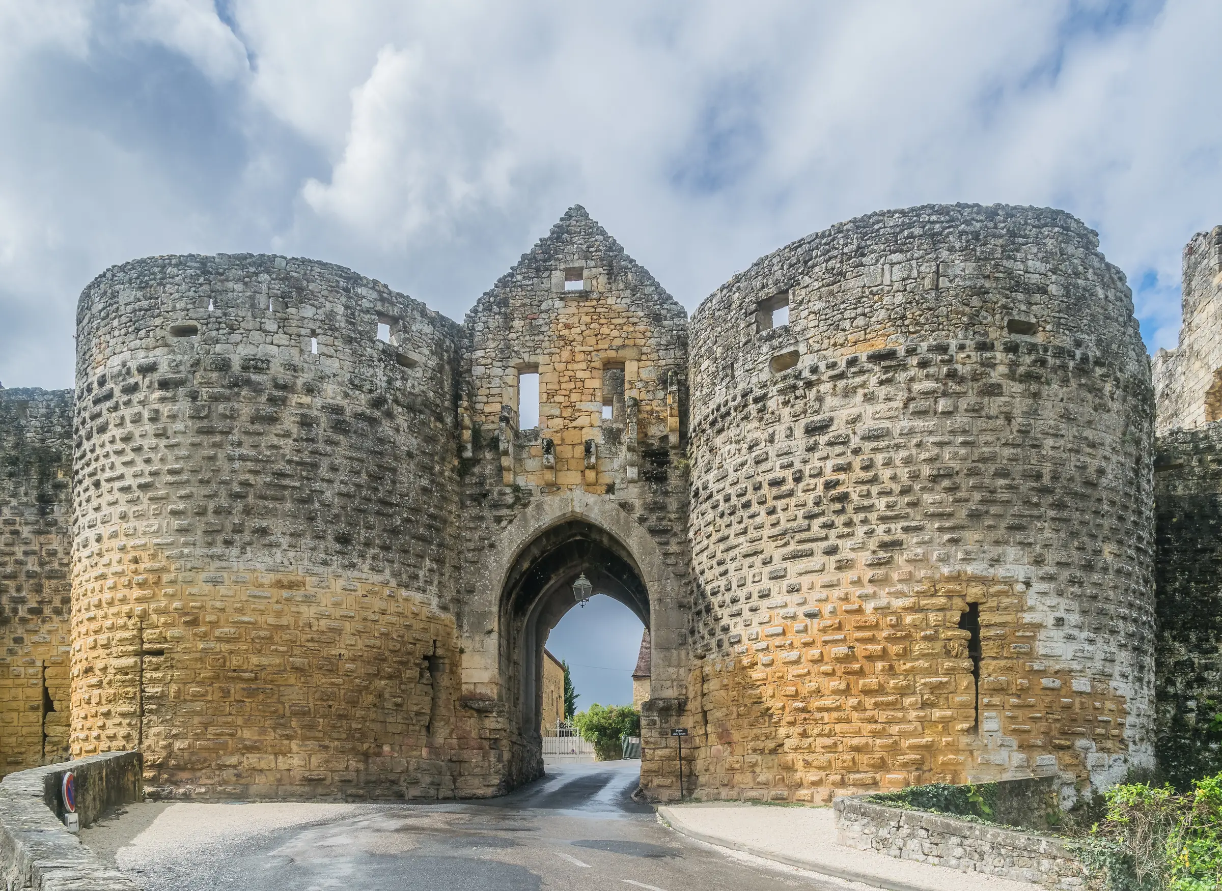 Porte des Tours de Domme — porte des Tours, deux tours rondes du XIIIe siècle