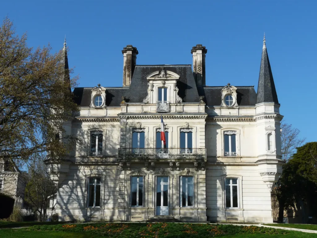 Ribérac — l'hôtel de ville de Ribérac, château à tourelles du XIXe siècle