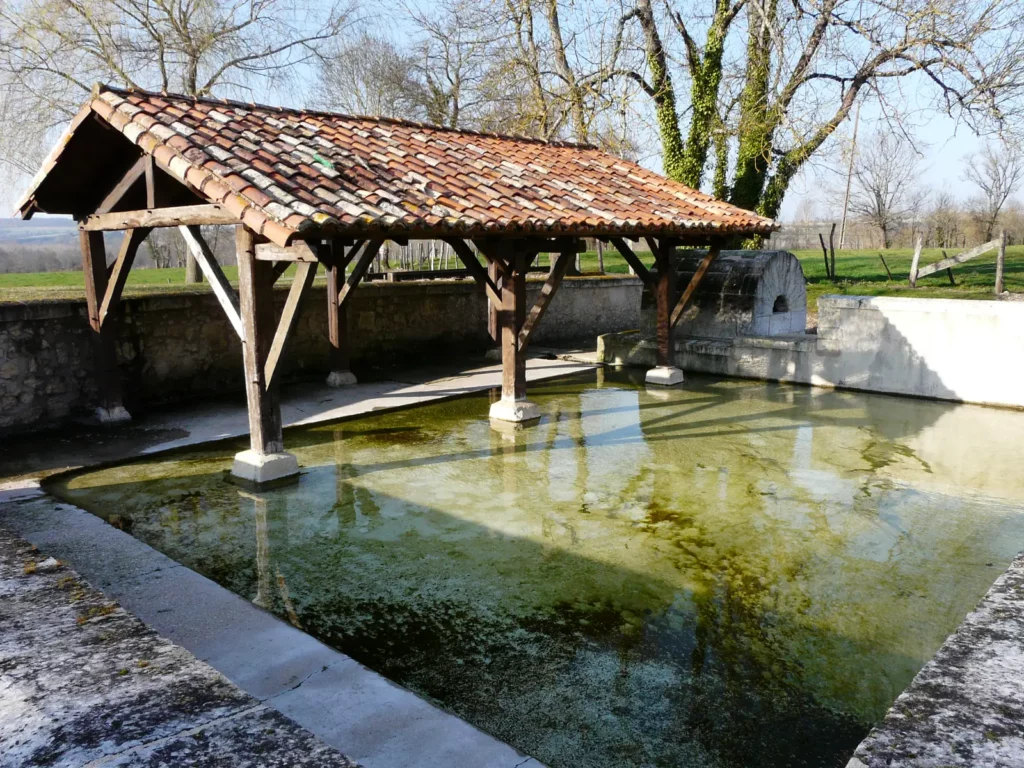 Ribérac — le lavoir couvert de Faye