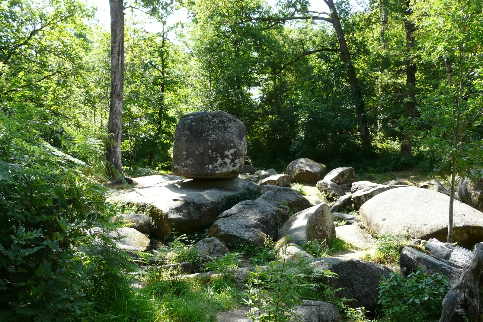 Roc Branlant, bloc de granite en équilibre dans le chaos du Chapelet du Diable à Saint-Estèphe