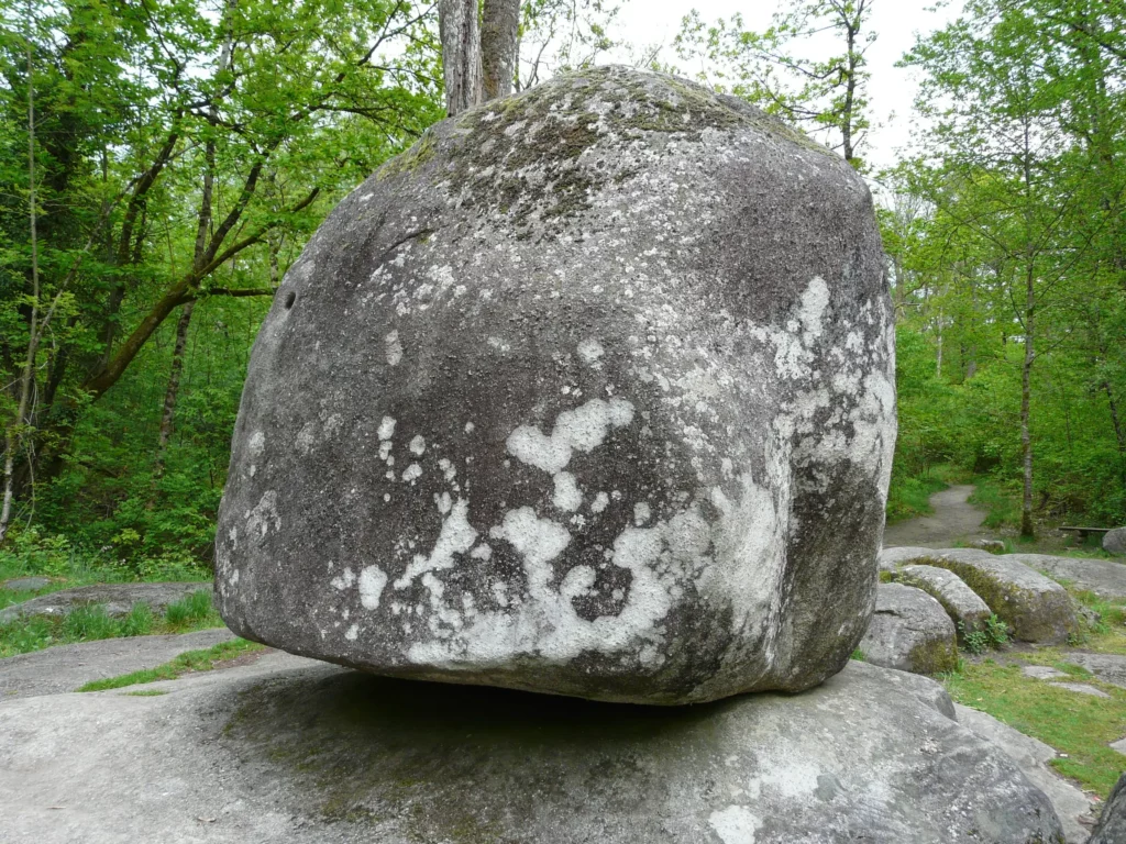 Roc Branlant et grand étang de Saint-Estèphe