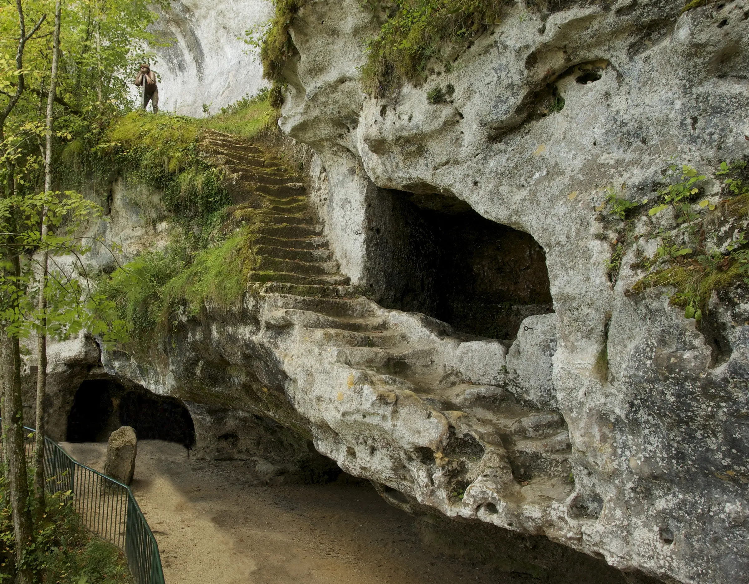 La Roque Saint-Christophe — L'escalier médiéval taillé dans la falaise et les abris troglodytiques.