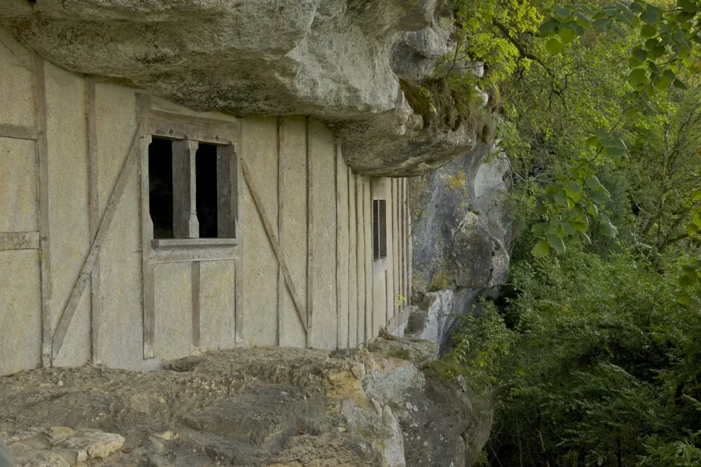 La Roque Saint-Christophe — Reconstitution d'un habitat troglodytique à pans de bois sous l'auvent rocheux.